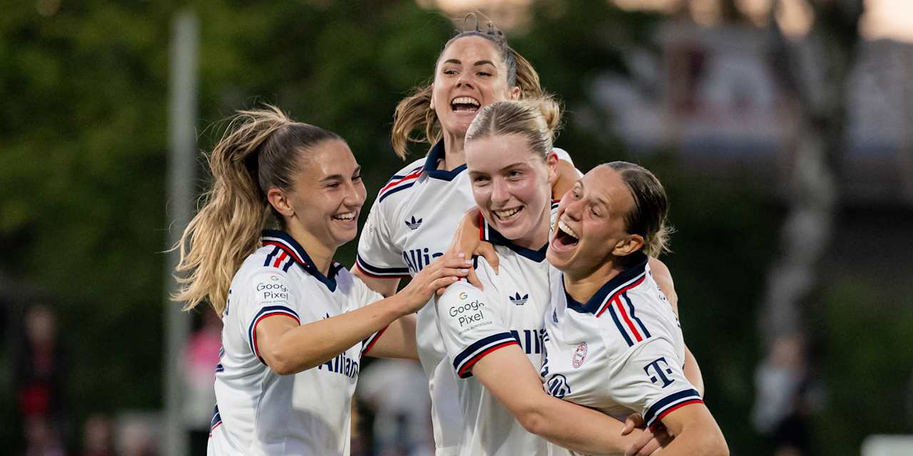 Die FC Bayern Frauen bejubeln den Sieg in Leverkusen.