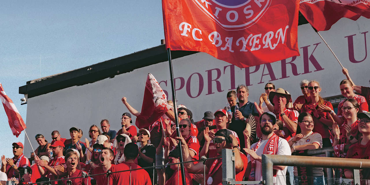 Fans im Sportpark Unterhaching während des Testspiels gegen Paris FC.