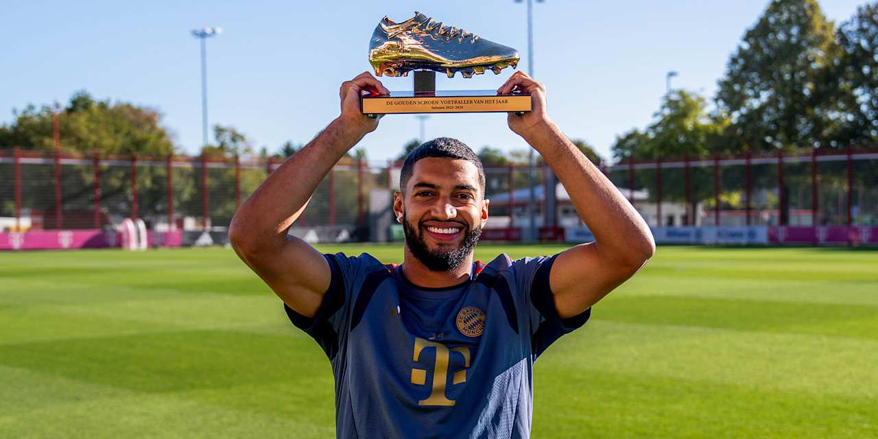 Ismael Saibari hält den goldenen Schuh als Fußballer des Jahres in den Niederlanden