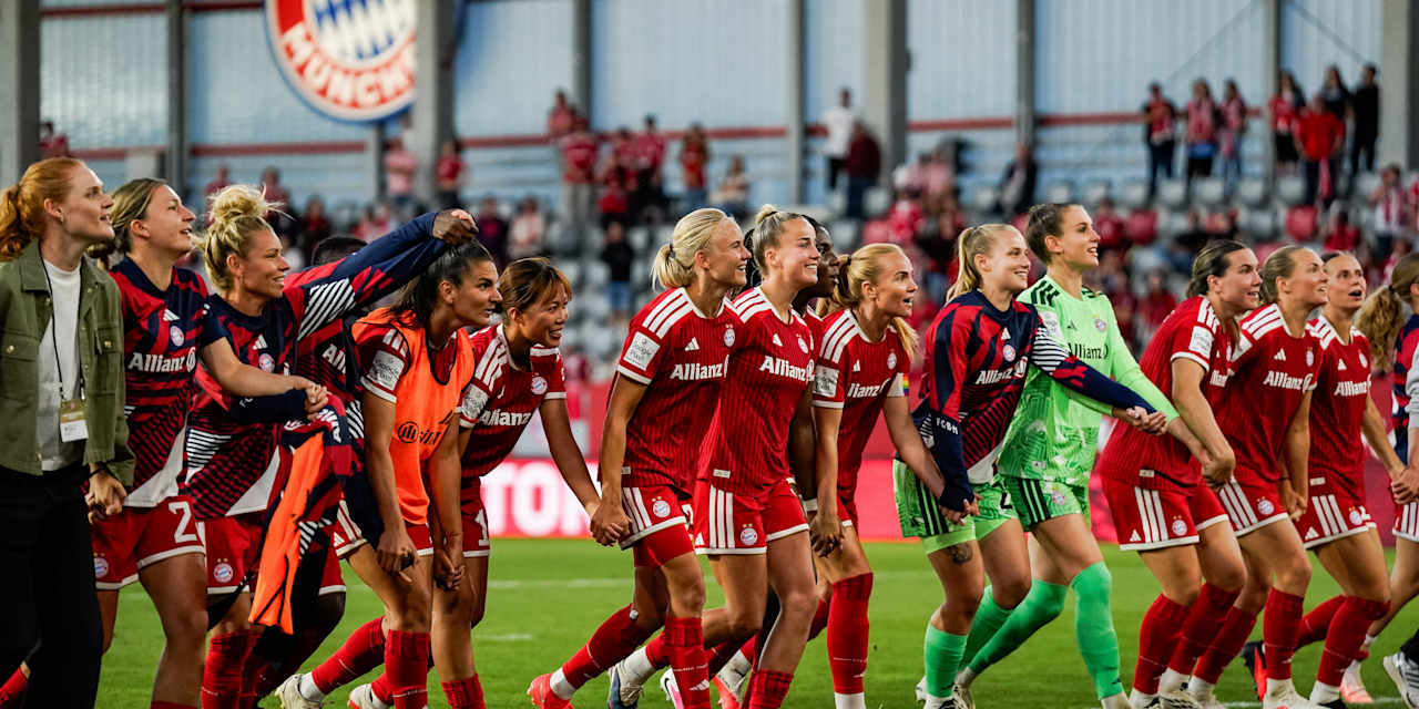 Die FC Bayern Frauen nach einem Sieg am FC Bayern Campus.