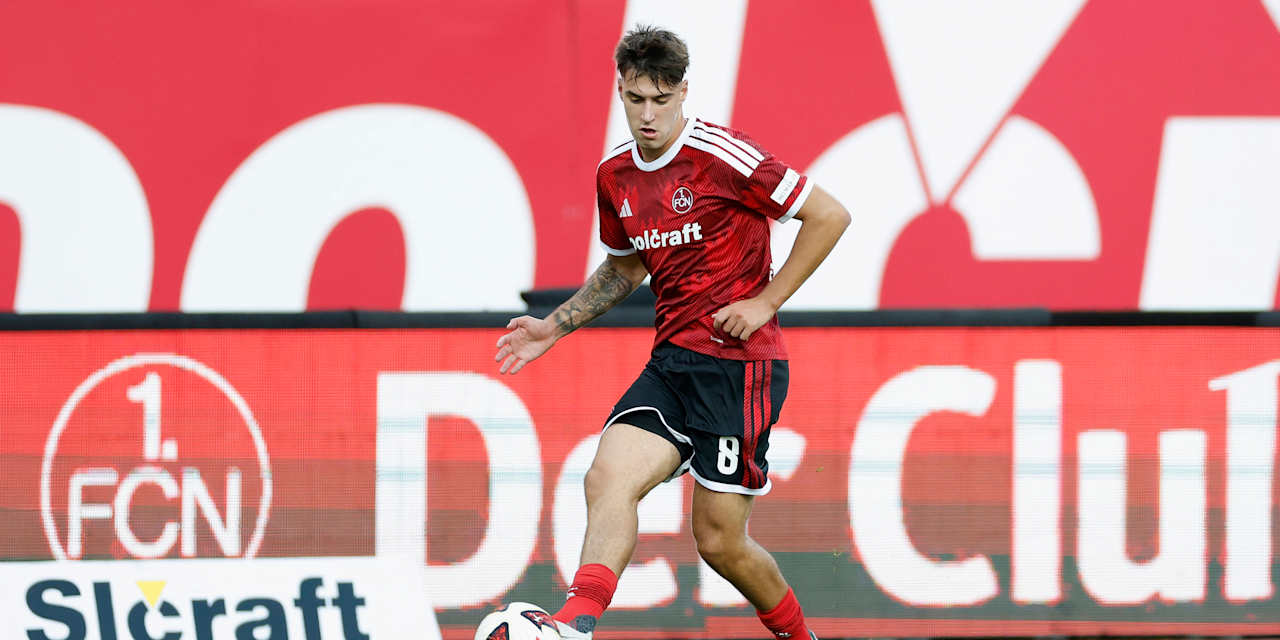 Javier Fernandez spielt einen Pass.