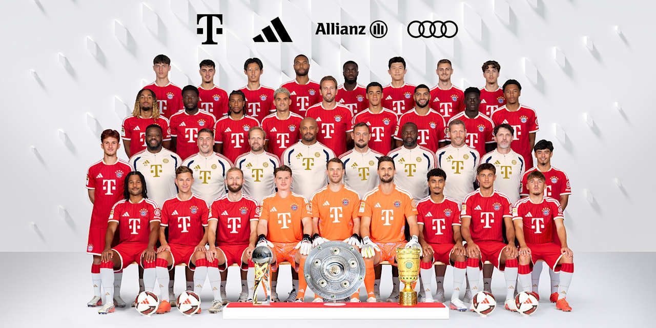 Spieler und Trainerteam des FC Bayern posieren gemeinsam für das offizielle Mannschaftsfoto 2026/27