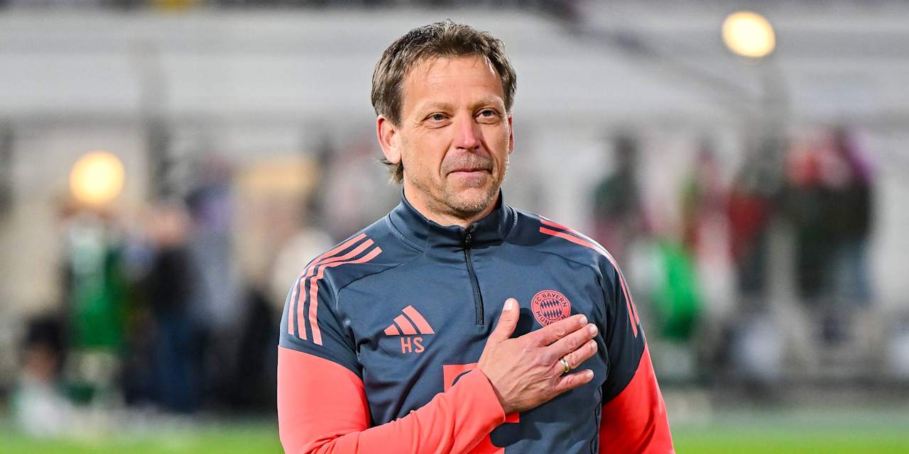Holger Seitz klopft auf das Bayern-Logo.