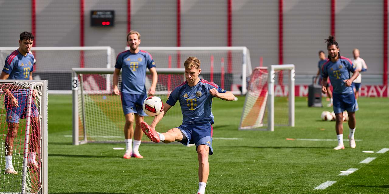 Joshua Kimmich spielt einen Ball in der Luft im Training des FC Bayern