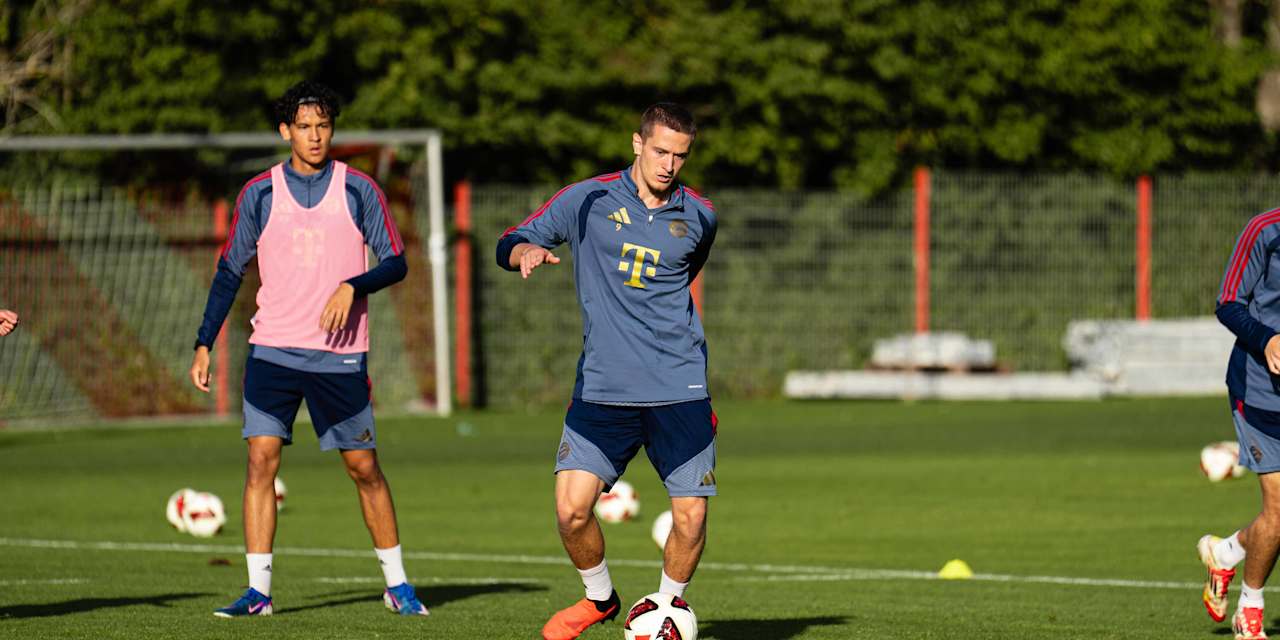 Yll Gashi passt den Ball.