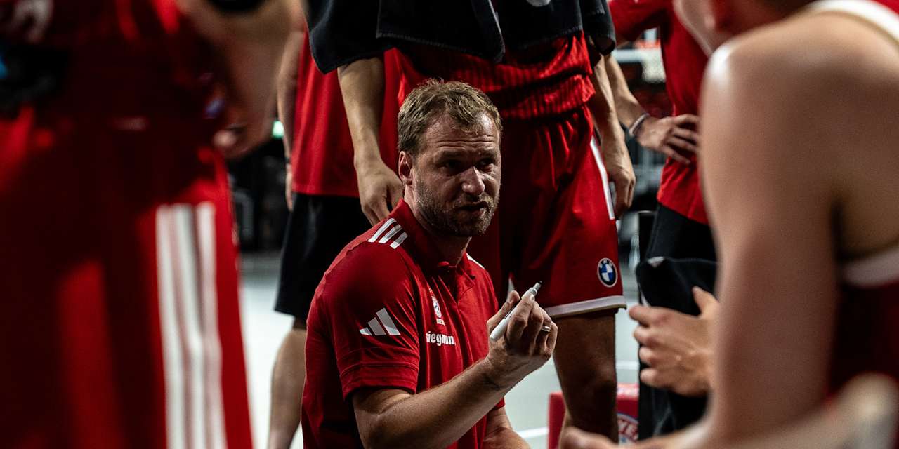 Anton Gavel Teambesprechung