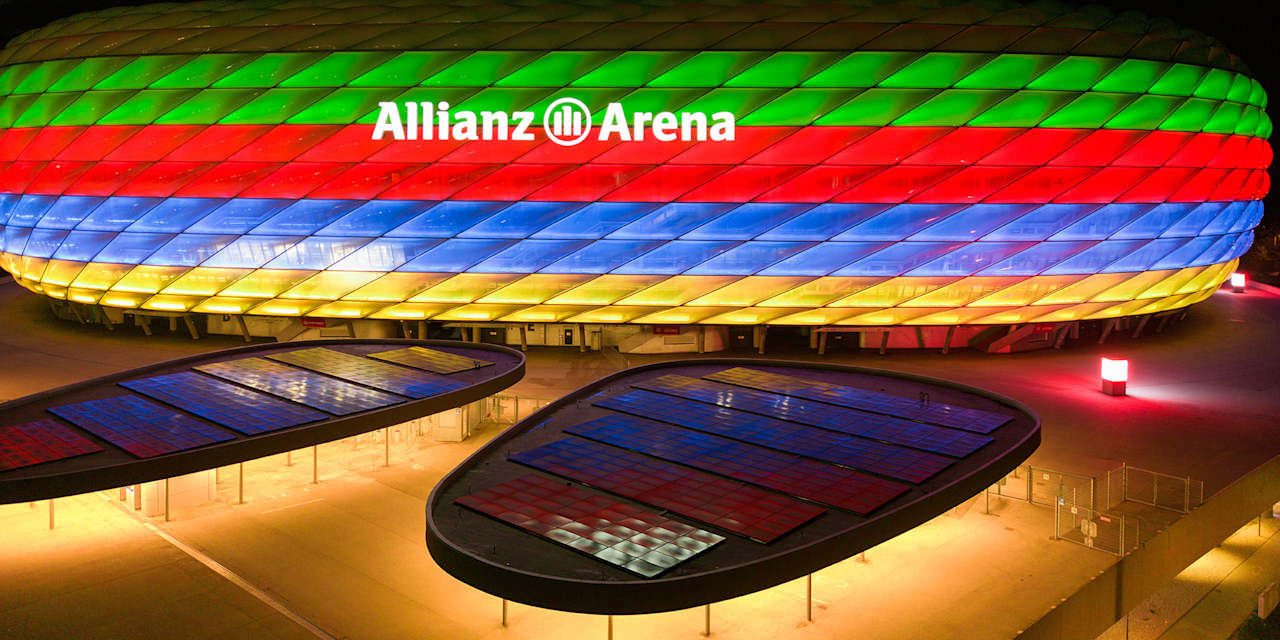 Die Allianz Arena erstrahlt bei Nacht in den Farben der deutschen Olympia-Bewerbung mit einem schwarzen, grünen, roten, blauen und gelben Querstreifen auf der Fassade