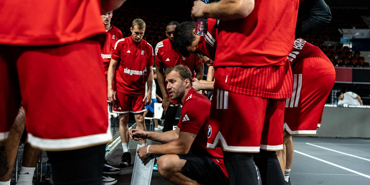 Andreas Obst wird interviewt