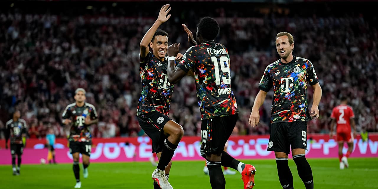 Jamal Musiala und Alphonso Davies klatschen ab während des Bundesligaspiels zwischen dem FC Bayern und Union Berlin