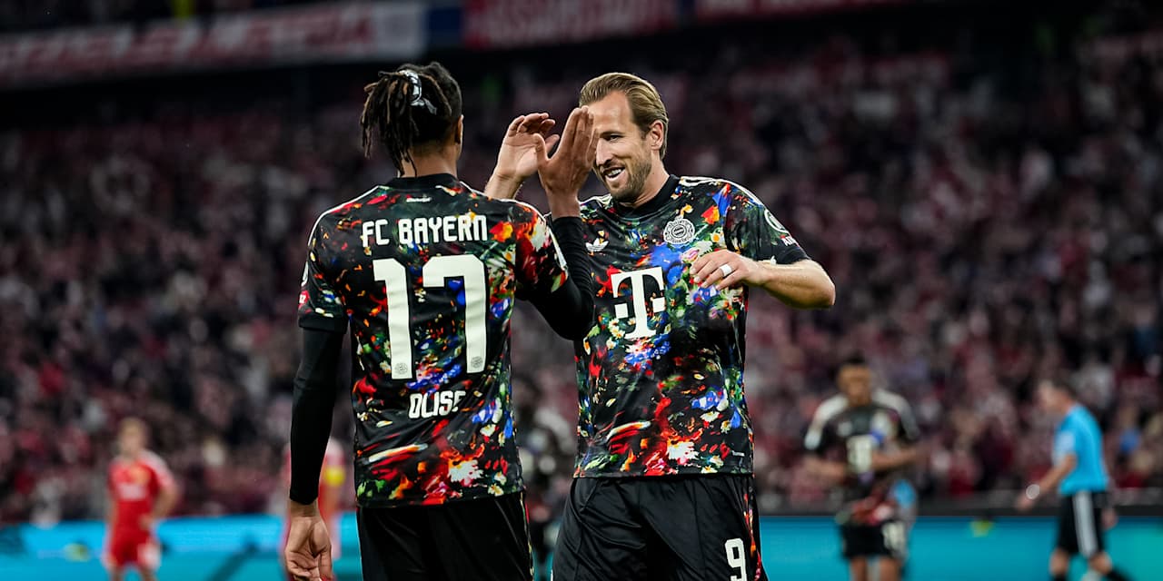 Michael Olise und Harry Kane klatschen ab während des Bundesligaspiels zwischen dem FC Bayern und Union Berlin