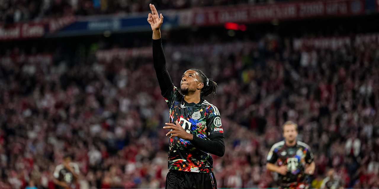 Michael Olise jubelt während des Bundesligaspiels zwischen dem FC Bayern und Union Berlin