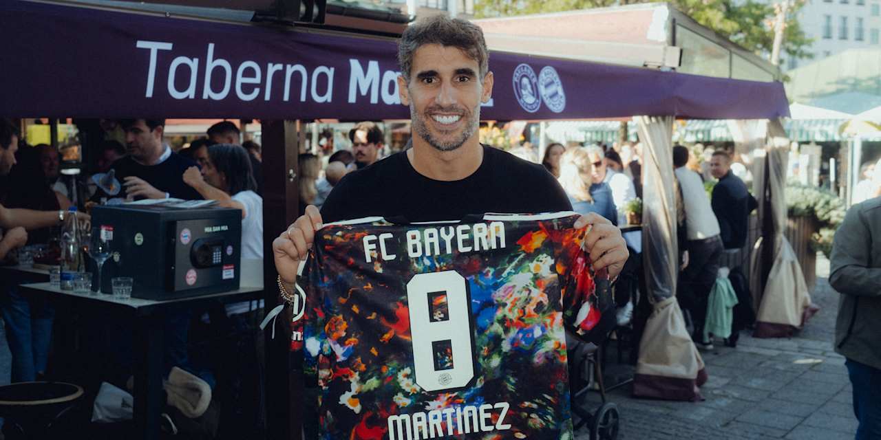 Javier Martinez mit einem Wiesn-Trikot vor der Taberna Martinez