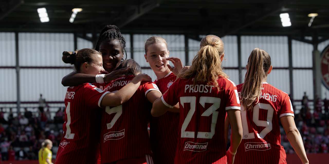 Die FC Bayern Frauen jubeln gegen Köln.