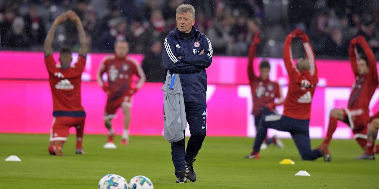Peter Hermann läuft beim Warm-up über den Platz