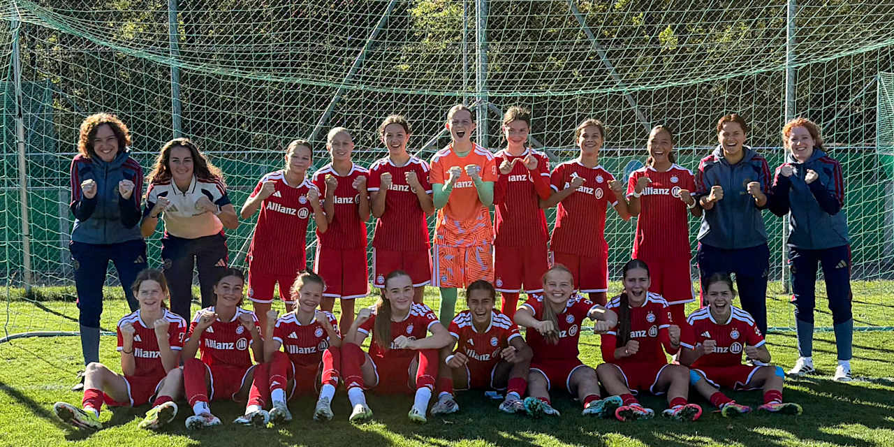 Die U15 der FC Bayern Frauen jubelt auf einem Mannschaftsfoto.