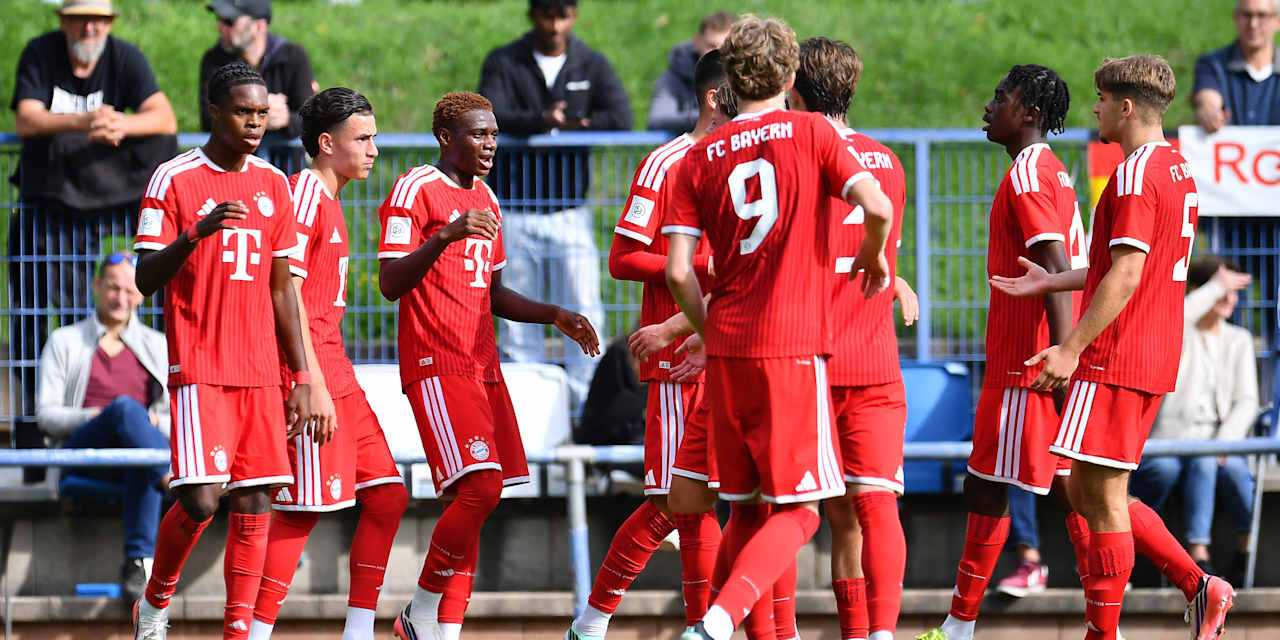 Die Spieler der U19 des FC Bayern klatschen sich nach einem Jubel ab.
