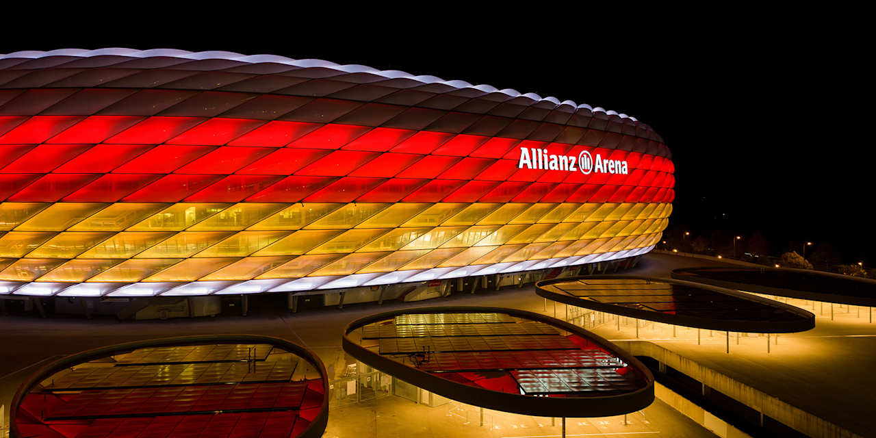 Allianz Arena leuchtet am Abend in den deutschen Farben schwarz-rot-gold