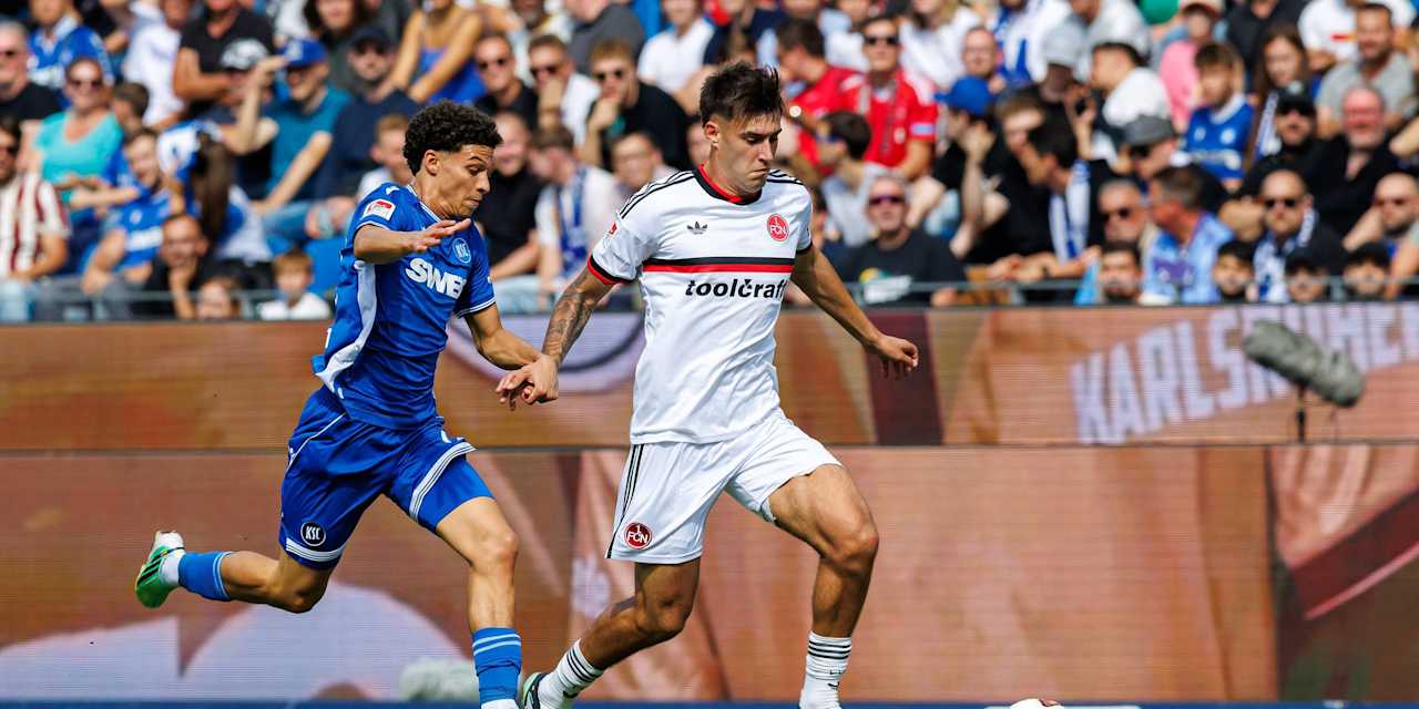 Javier Fernandez legt den Ball an seinem Gegenspieler vorbei.