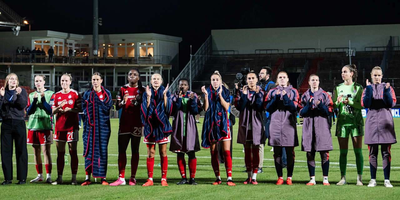 Die FCB-Frauen nach dem Spiel gegen ManCity in der Kurve.