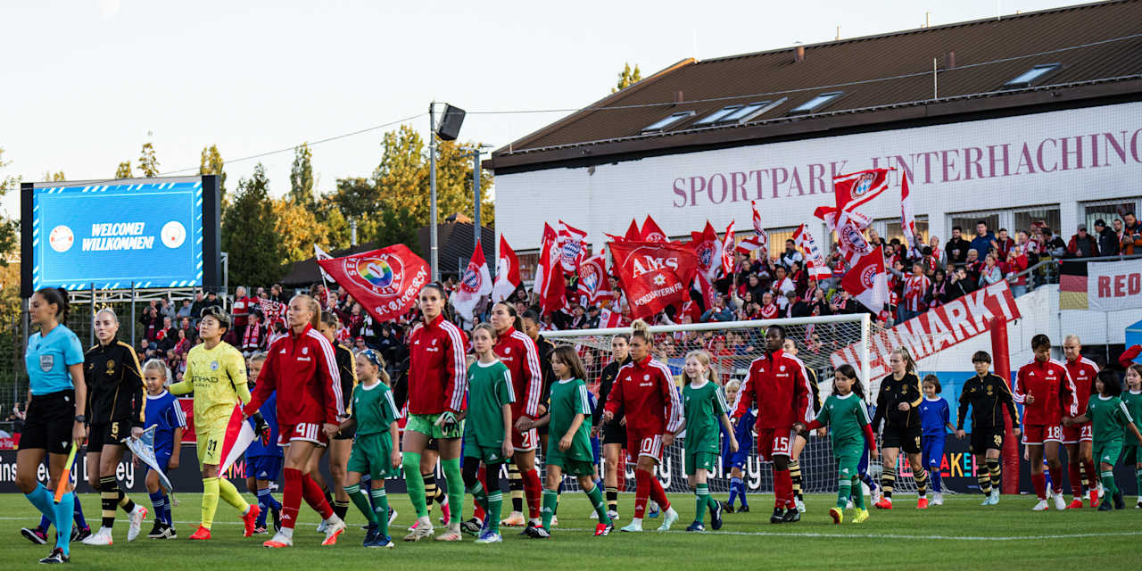 Die FC Bayern Frauen und Manchester City beim Einlaufen in den Sportpark.