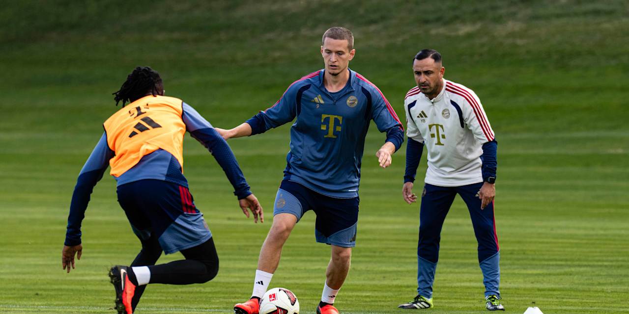 Yll Gashi dribbelt mit dem Ball am Fuß.