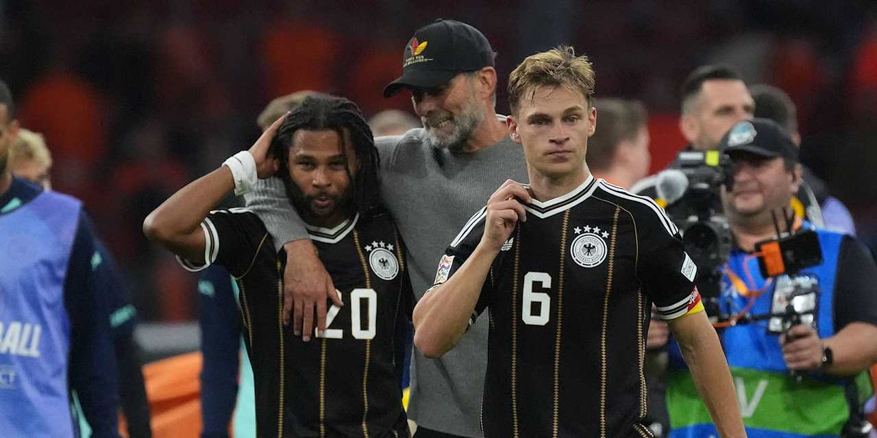 Serge Gnabry, Joshua Kimmich und Bundestrainer Jürgen Klopp nach dem Spiel gegen die Niederlande