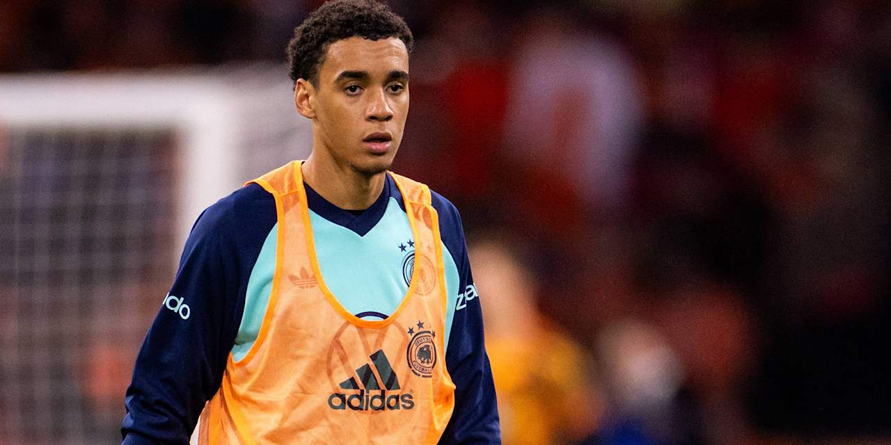 Jamal Musiala beim Aufwärmen vor dem Länderspiel der DFB-Auswahl in den Niederlanden