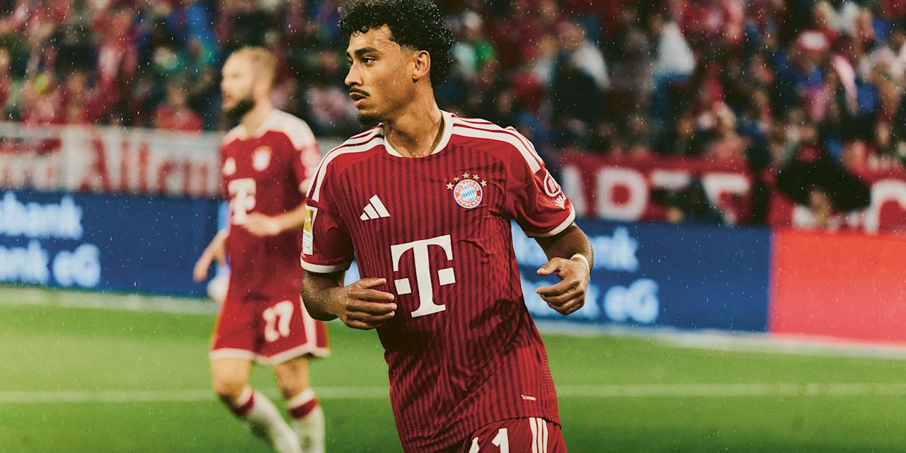 Nathaniel Brown auf dem Rasen der Allianz Arena im Trikot des FC Bayern