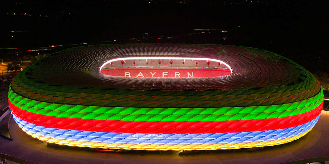 Die Allianz Arena erstrahlt bei Nacht in den Farben der deutschen Olympia-Bewerbung mit einem schwarzen, grünen, roten, blauen und gelben Querstreifen auf der Fassade