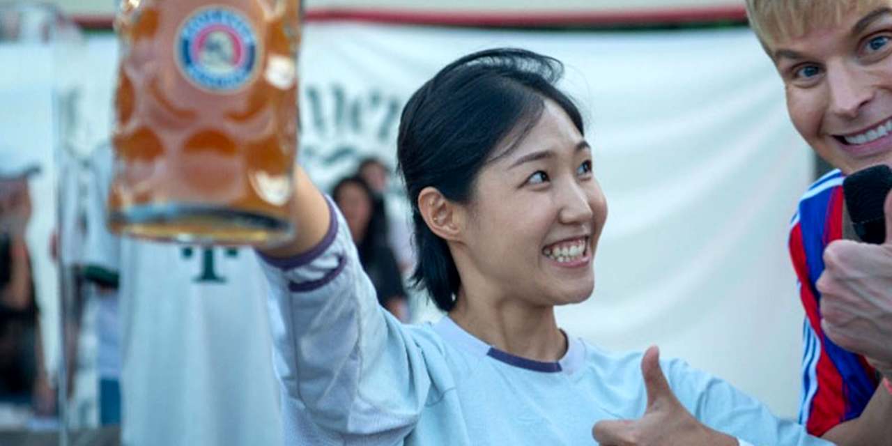 Oktoberfest weltweit: Eine Koreanerin versucht sich im Maßkrugstemmen