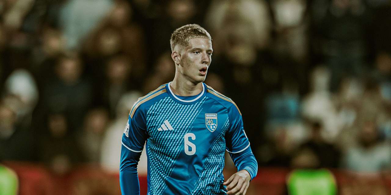 Erblin Osmani im Trikot der kosovarischen Nationalmannschaft.