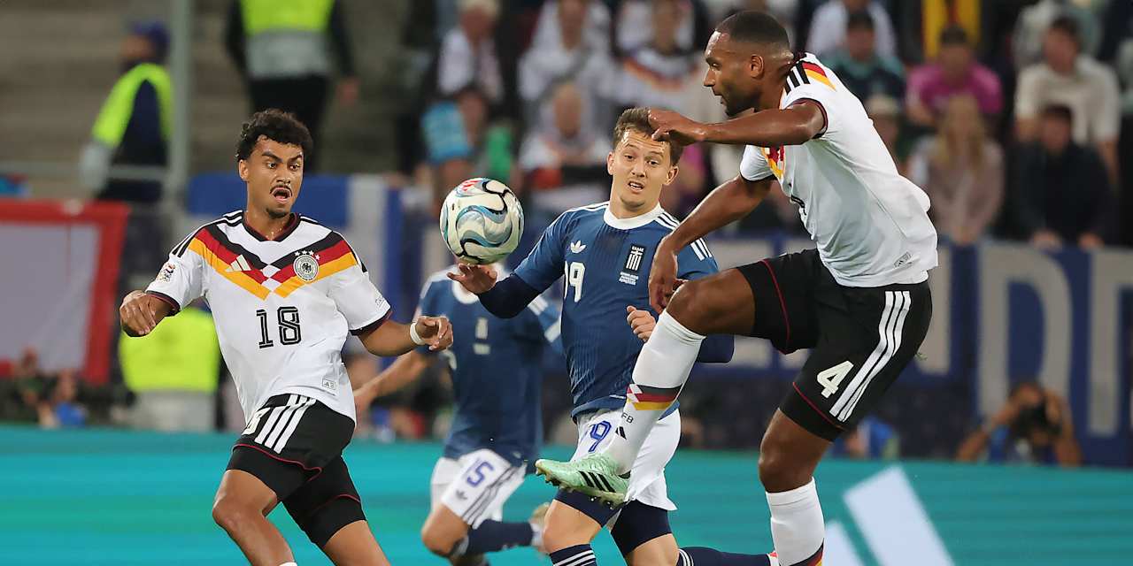 Jonathan Tah und Nathaniel Brown verteidigen gegen Griechenland