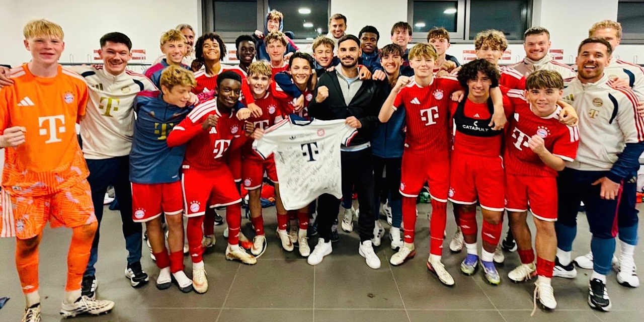 Die Spieler des FC Bayern jubeln nach dem Spiel in der Umkleide.
