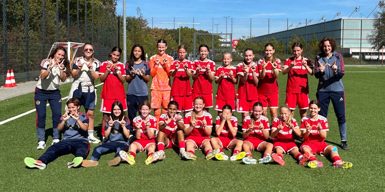 Die U15 der FC Bayern Frauen jubelt auf dem Mannschaftsfoto.