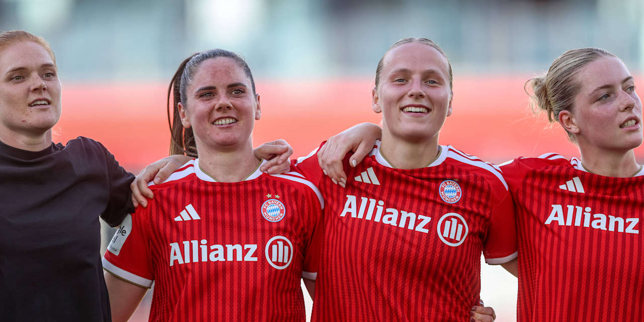 Die FC Bayern Frauen bejubeln einen Heimsieg am Campus.