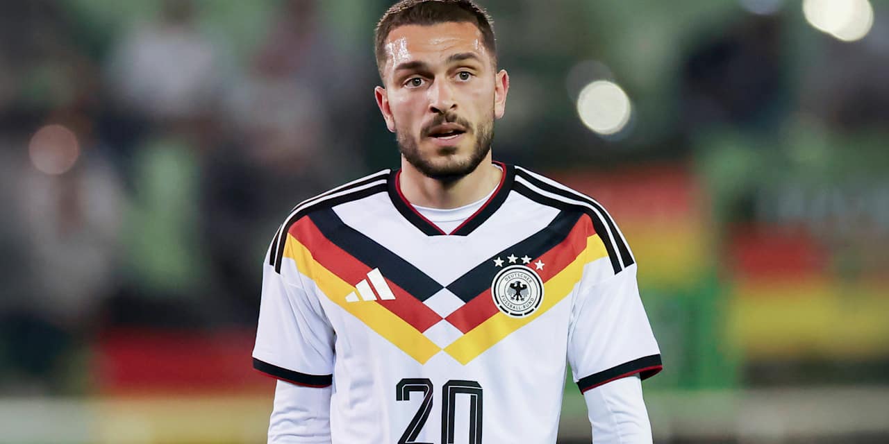 Arijon Ibrahimović schaut im DFB-Trikot in die Kamera.
