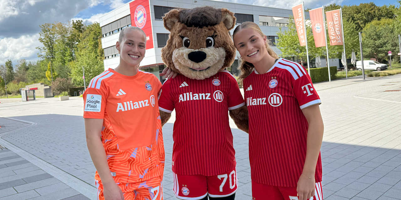 Mia mit Spielerinnen am Campus
