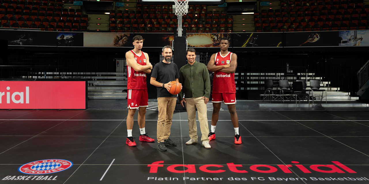 Caspar Vossenberg, Jordi Romero, Adrian Sarmiento, Desmond Yiamu stehend auf dem Court im BMW Park
