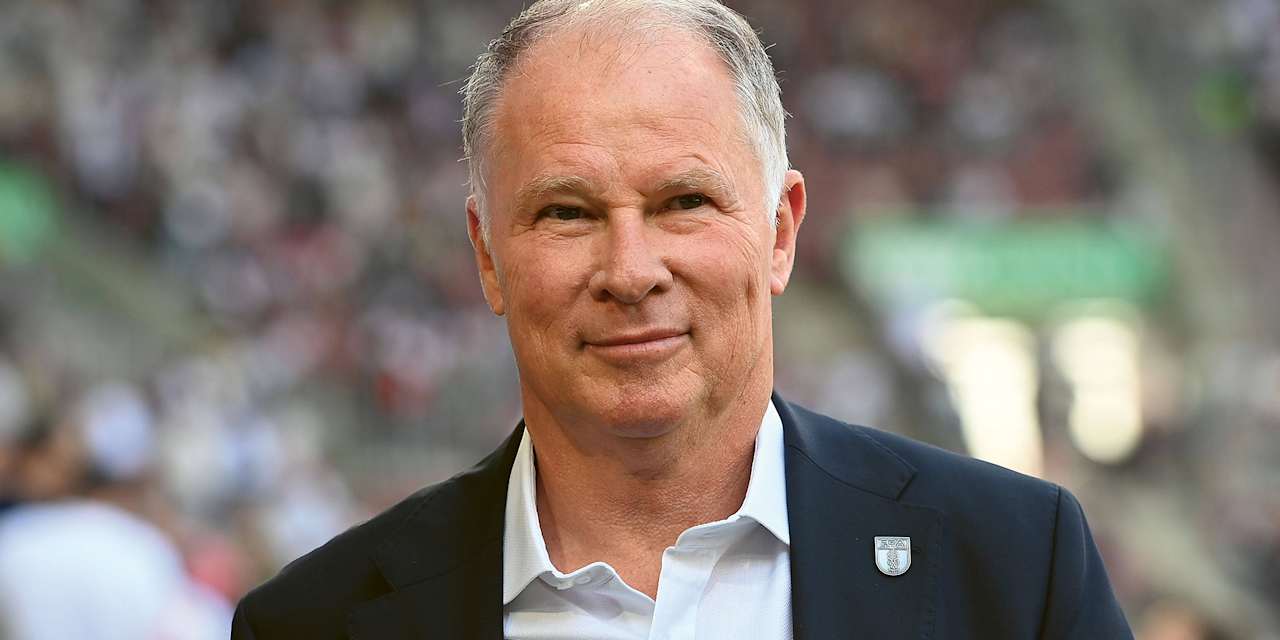 Der frühere Augsburg-Manager Stefan Reuter im Stadion