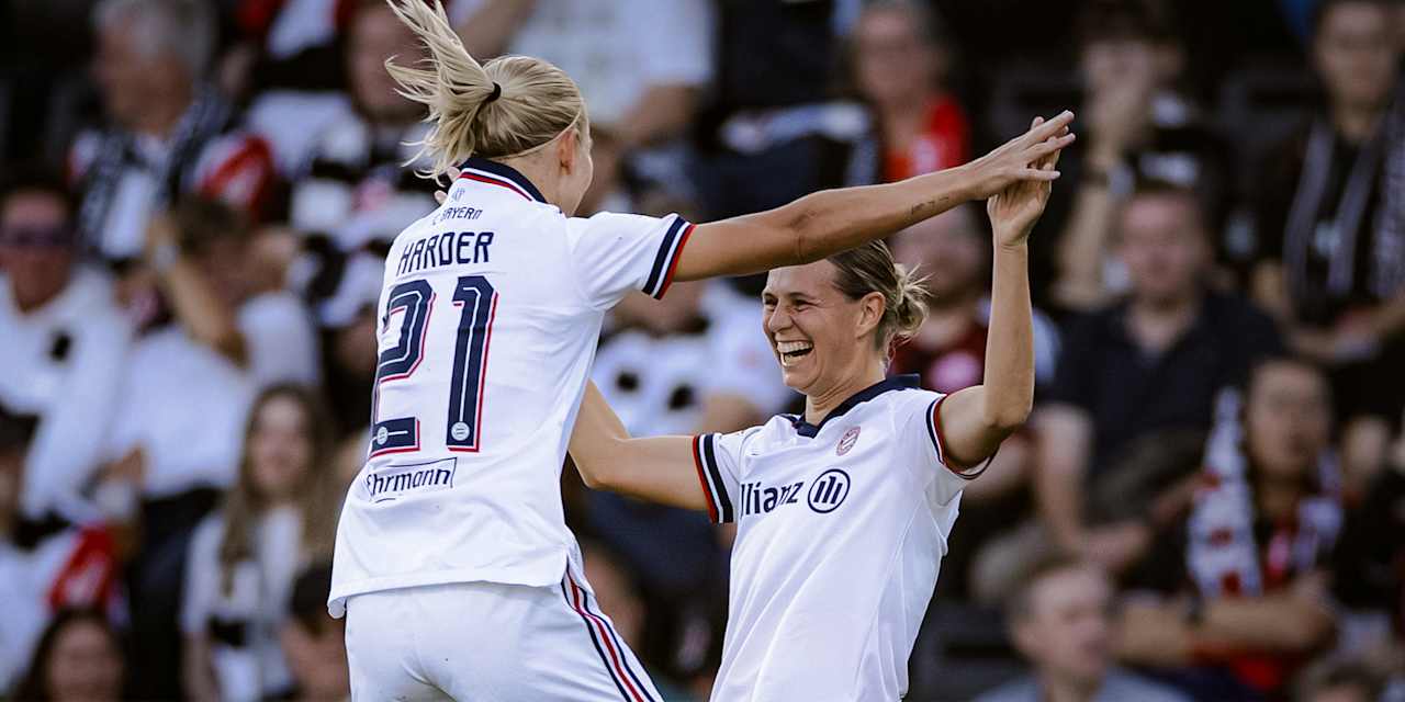 Pernille Harder und Klara Bühl jubeln während des Gastspiels der FC Bayern Frauen in der Frauen-Bundesliga bei Eintracht Frankfurt