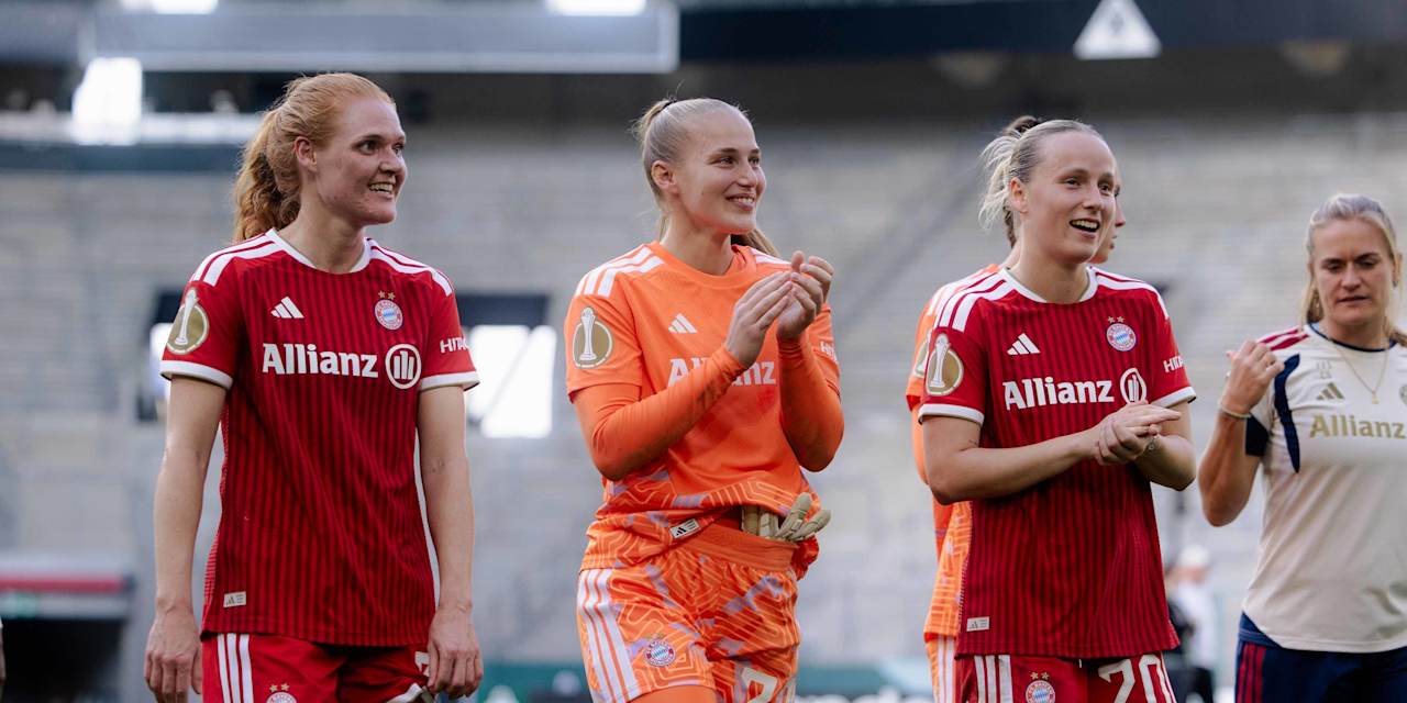 Ballisager, van Eijk und Kett klatschend auf dem Rasen nach dem Spiel