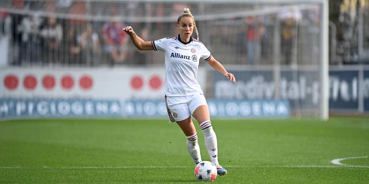 Giulia Gwinn mit dem Ball am Fuß während eines Auswärtsspiels der FC Bayern Frauen.