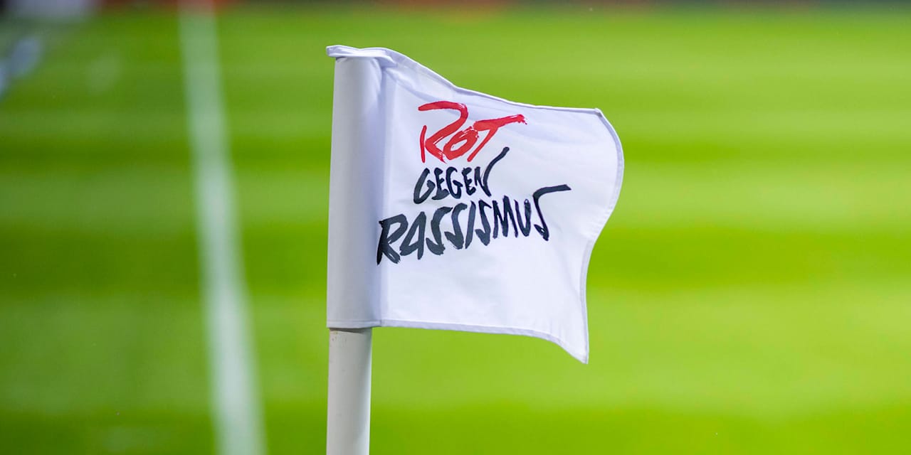 Eine Eckfahne mit der Aufschrift Rot gegen Rassismus weht in der Spielstätte des FC Bayern Campus.