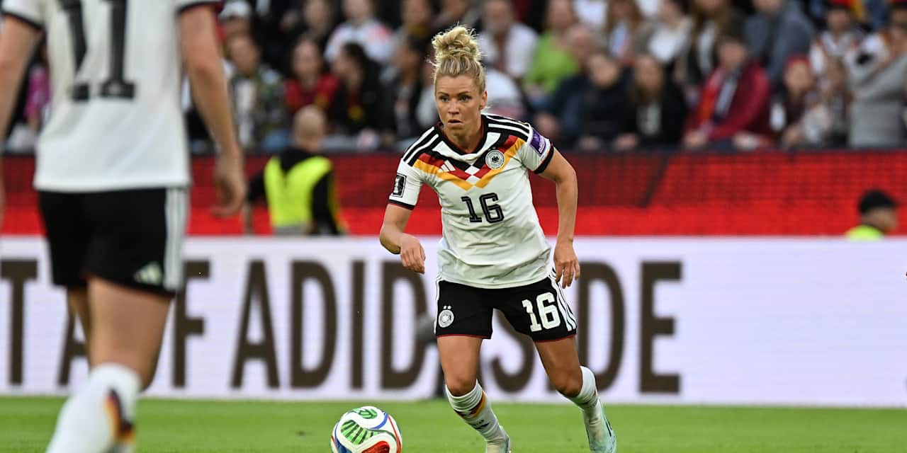 Linda Dallmann dribbelt mit dem Ball bei einem Nationalspiel.