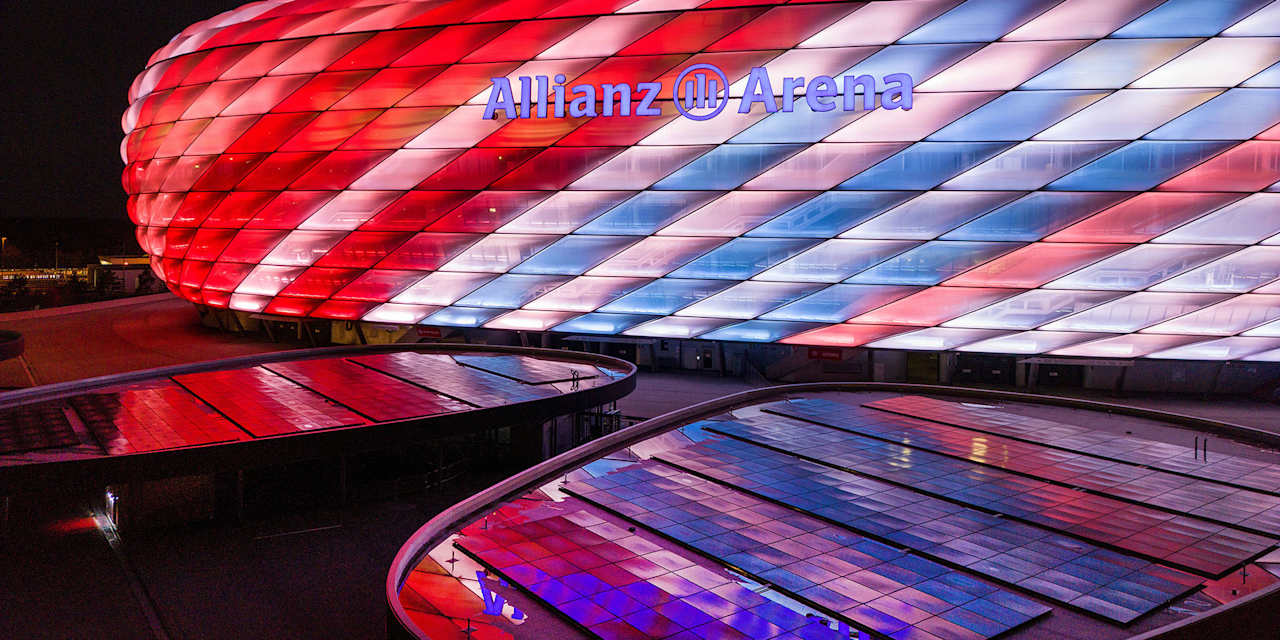 Allianz Arena leuchtet bei Nacht mit Klimastreifen