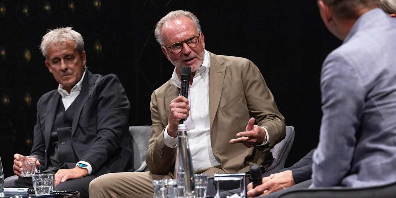Karl-Heinz Rummenigge auf der Bühne.