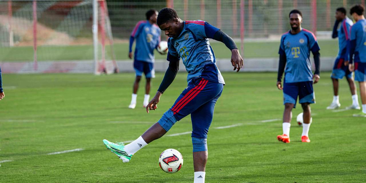 Der Spieler macht einen Trick mit dem Ball.