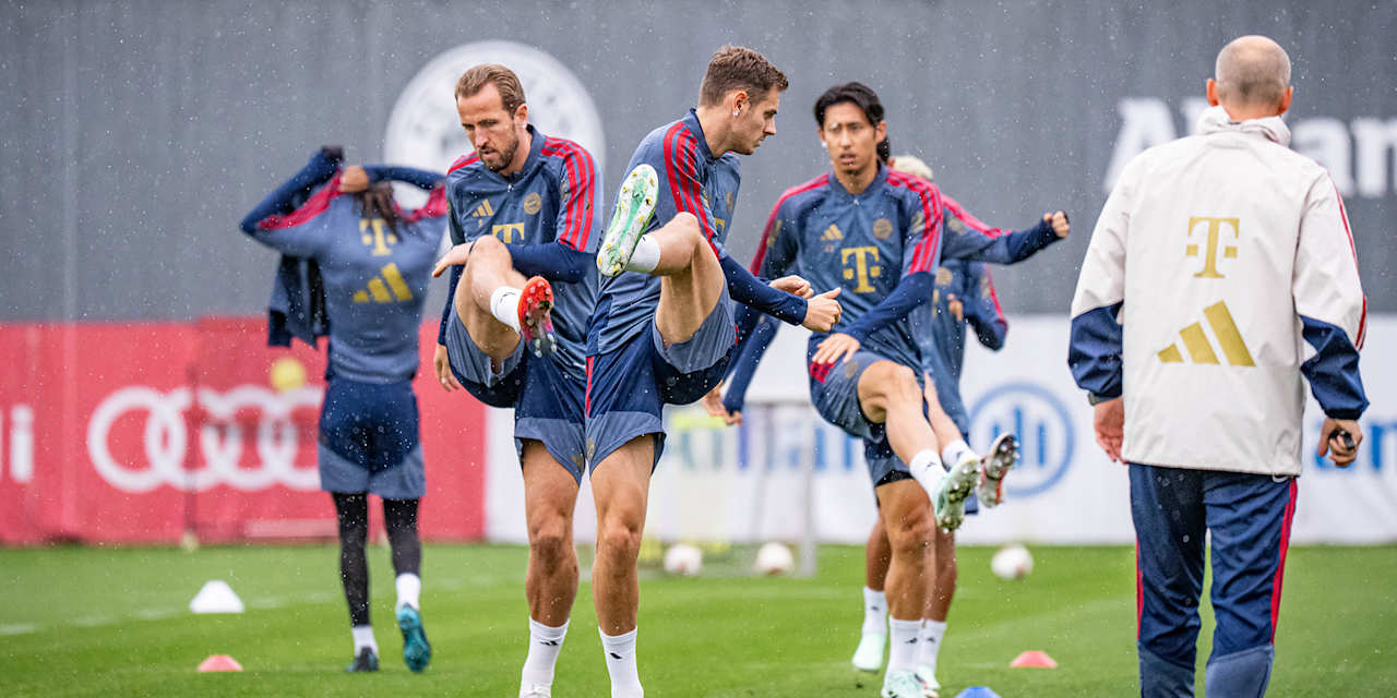 Harry Kane, Josip Stanisic, Hiroki Ito beim Aufwärmen im Training des FC Bayern