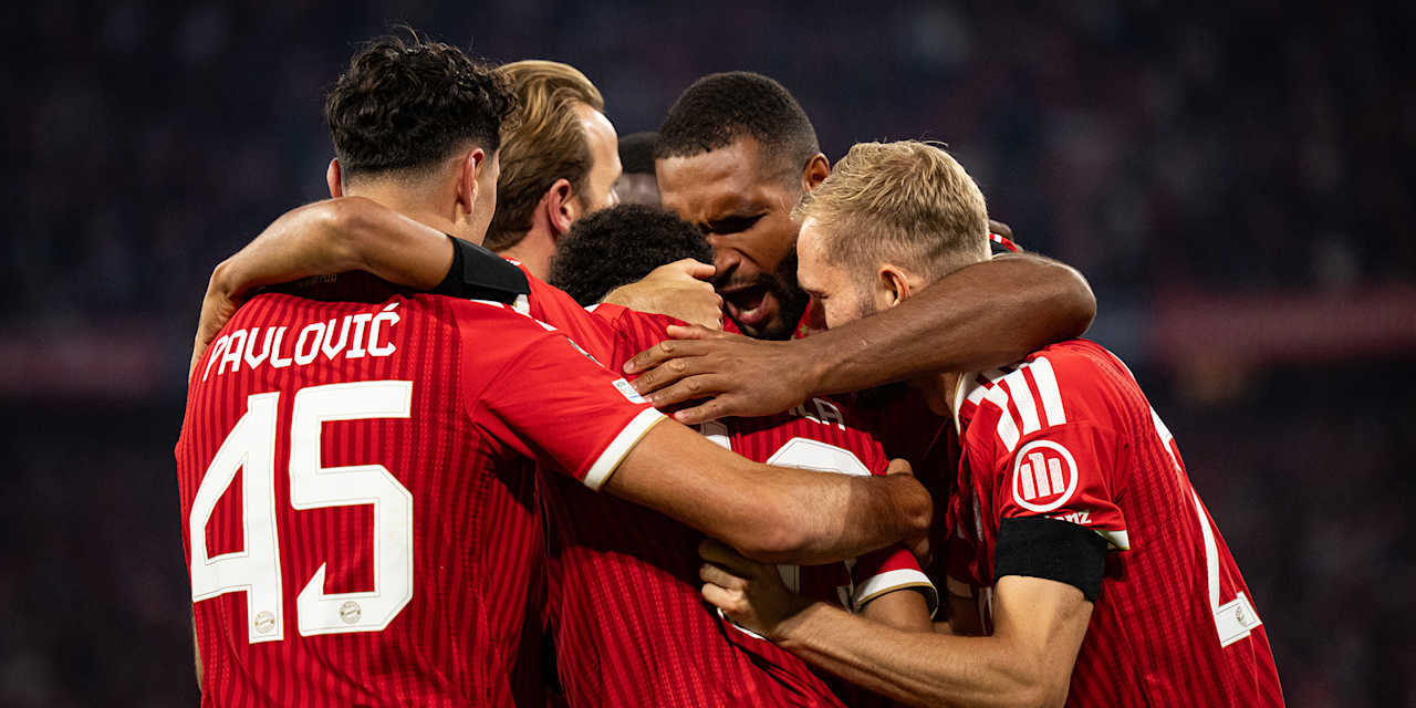 Jubeltraube von FC Bayern-Spielern nach einem Tor in der Champions League