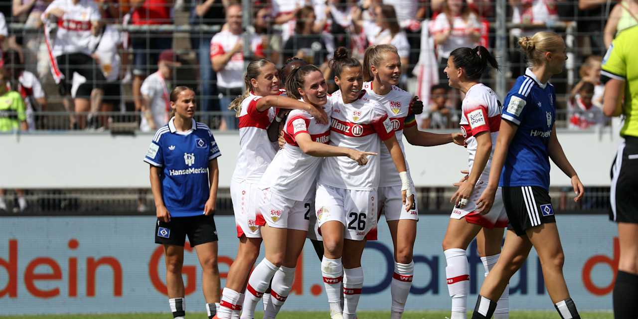 Der VfB Stuttgart bejubelt ein Tor gegen den Hamburger SV.